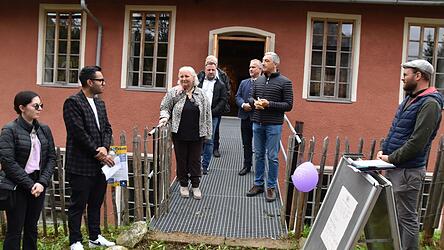 Landrat Dr. Ronny Raith (2.v.r), er&ouml;ffnete den &bdquo;Tag des offenen Denkmals&ldquo; an der Seebachschleife. Von links Jasmin Hoffmann, Shivam Rana, Sonja Morgenstern, Heinz Eppinger, B&uuml;rgermeister der Stadt Zwiesel, sein Amtskollege Michael Herzog aus Bayerisch Eisenstein, Landrat Raith und der Eigent&uuml;mer Christoph Pfeffer.