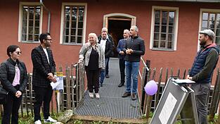 Landrat Dr. Ronny Raith (2.v.r), eröffnete den „Tag des offenen Denkmals“ an der Seebachschleife. Von links Jasmin Hoffmann, Shivam Rana, Sonja Morgenstern, Heinz Eppinger, Bürgermeister der Stadt Zwiesel, sein Amtskollege Michael Herzog aus Bayerisch Eisenstein, Landrat Raith und der Eigentümer Christoph Pfeffer. Landrat Dr. Ronny Raith (2.v.r), eröffnete den „Tag des offenen Denkmals“ an der Seebachschleife. Von links Jasmin Hoffmann, Shivam Rana, Sonja Morgenstern, Heinz Eppinger, Bürgermeister der Stadt Zwiesel, sein Amtskollege Michael Herzog aus Bayerisch Eisenstein, Landrat Raith und der Eigentümer Christoph Pfeffer.