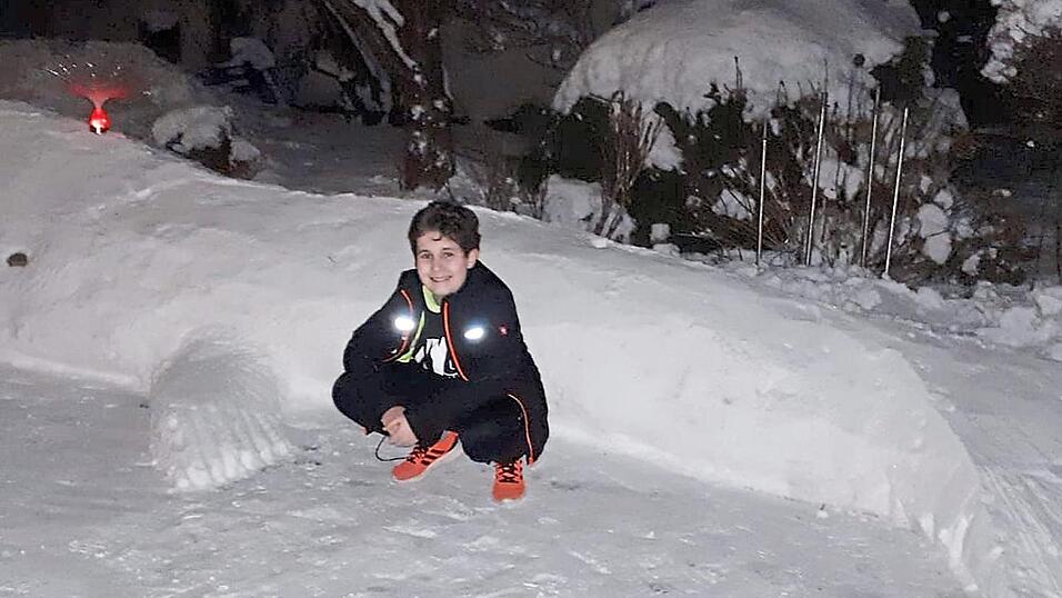 Luis Wagner hat einen Schnee-Wal gebaut.