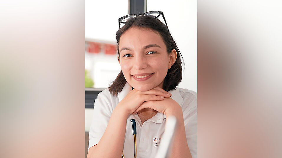 Die aus Aserbaidschan stammende Assistenzärztin Aygün Mikayilova an ihrem Arbeitsplatz an der Klinik Bogen. Die aus Aserbaidschan stammende Assistenzärztin Aygün Mikayilova an ihrem Arbeitsplatz an der Klinik Bogen.