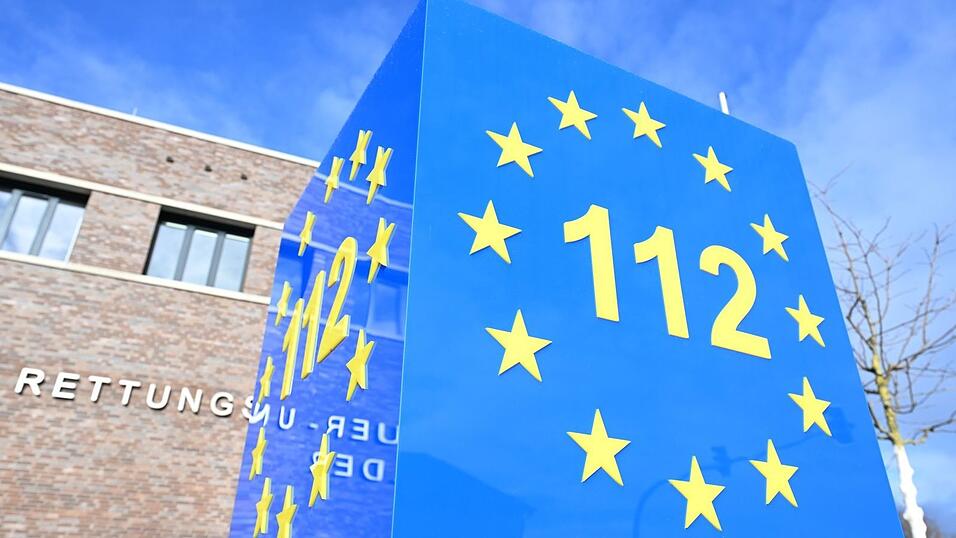 Der für den Winterdienst zuständige Mann wählte den Notruf. (Symbolbild) Der für den Winterdienst zuständige Mann wählte den Notruf. (Symbolbild)