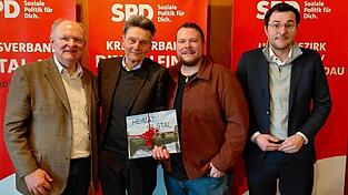 Die SPD-Kreisvorsitzenden Bernd Vilsmeier (l.) und Severin Eder (2. v. r.) mit Rolf Mützenich (2. v. l.) und Johannes Schätzl (r.) in Steinberg-Warth Die SPD-Kreisvorsitzenden Bernd Vilsmeier (l.) und Severin Eder (2. v. r.) mit Rolf Mützenich (2. v. l.) und Johannes Schätzl (r.) in Steinberg-Warth