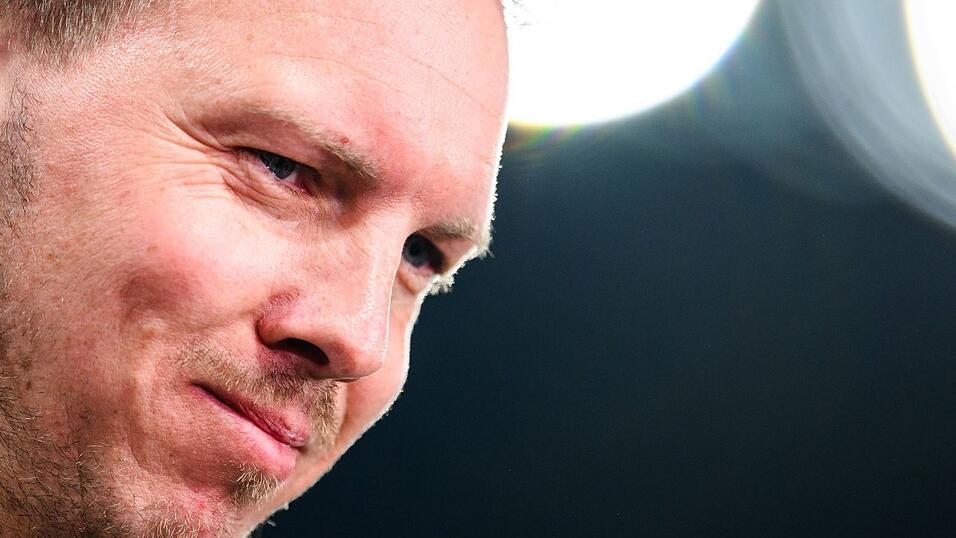 Julian Nagelsmann l&auml;chelt im Spiel gegen die Schweiz. (Archivbild)