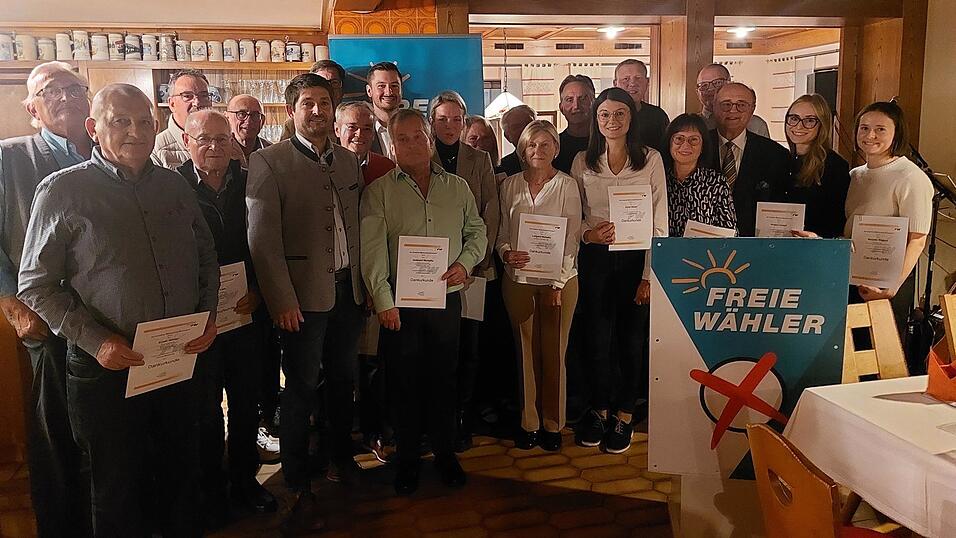 Zahlreiche Mitglieder werden f&uuml;r ihre jahrelange Treue zur PFW ausgezeichnet.