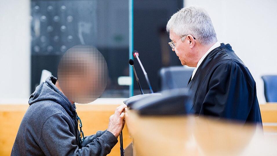 Hat er seine eigene Familie angegriffen, seine Frau getötet und seine Tochter lebensgefährlich verletzt? Der Angeklagte will sich im Prozess äußern. Hat er seine eigene Familie angegriffen, seine Frau getötet und seine Tochter lebensgefährlich verletzt? Der Angeklagte will sich im Prozess äußern.