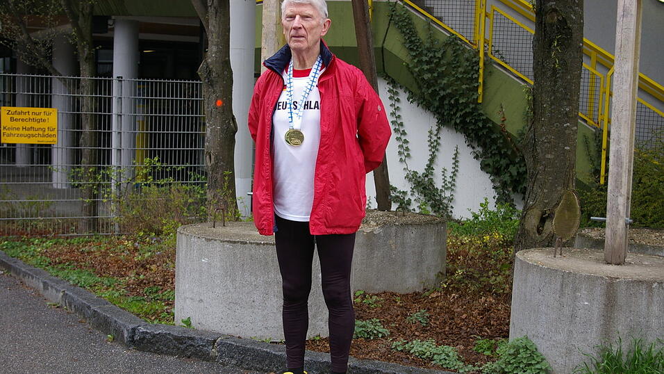 G&uuml;nther Ciesielski ist 93 Jahre alt. Seine Sportart: Gehen. 2018 hat er den Weltrekord bei den &Uuml;90-M&auml;nnern gebrochen: 25:49 Minuten &uuml;ber 3.000 Meter.