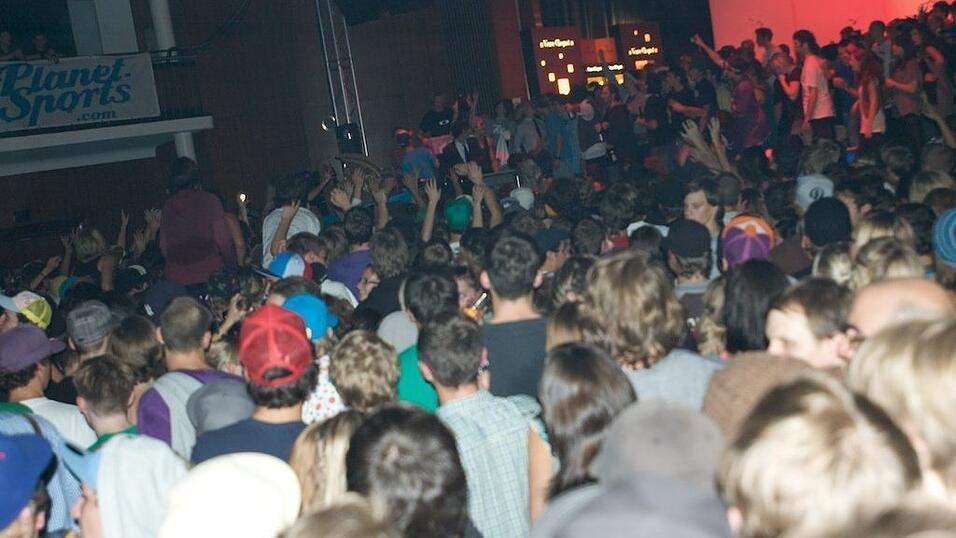 Rund 4000 Boarderfreunde feierten bei der Weltpremiere des neuesten Films von Isenseven, 'Let's go get lost' in M&uuml;nchen.