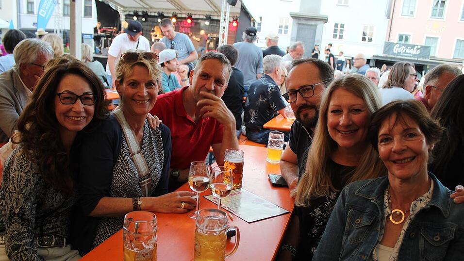 Viele Landshuter genossen ihren Freitagabend auf dem Bismarckplatzfest.