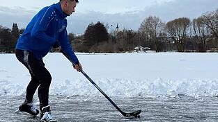 Nico Brem beim Eishockeytraining