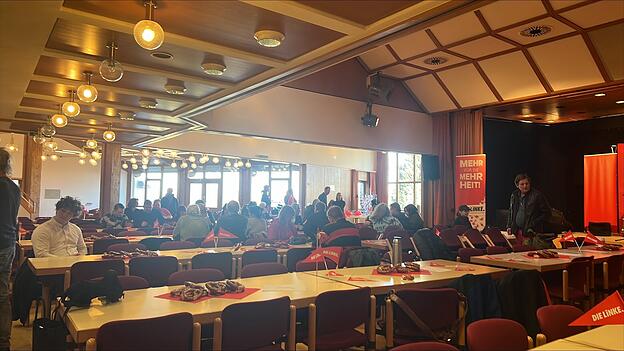 Beim politischen Aschermittwoch der Linken in Thyrnau sind vor kurzem die Türen geöffnet worden. Der Saal der KGH-Eventlocation füllt sich langsam aber sicher. Beim politischen Aschermittwoch der Linken in Thyrnau sind vor kurzem die Türen geöffnet worden. Der Saal der KGH-Eventlocation füllt sich langsam aber sicher.