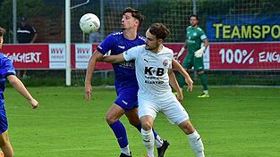 Der ASV Cham (rechts Simon Haimerl, hier gegen den Würzburger Louis Reinhart) versäumt es, nach der Führung das 2:0 nachzulegen und wird am Ende dafür mit dem Ausgleich bestraft.