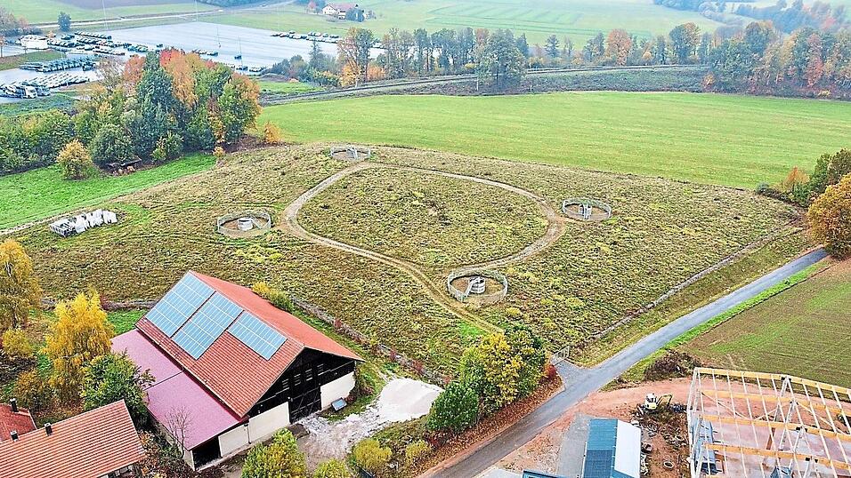 Auf der 1,8 Hektar großen Fläche der einstigen Mülldeponie zwischen Bahnlinie, Dr.-Georg-Schäfer-Straße und Viadukt Dieberg soll eine Freiflächen-Photovoltaikanlage entstehen. Auf der 1,8 Hektar großen Fläche der einstigen Mülldeponie zwischen Bahnlinie, Dr.-Georg-Schäfer-Straße und Viadukt Dieberg soll eine Freiflächen-Photovoltaikanlage entstehen.