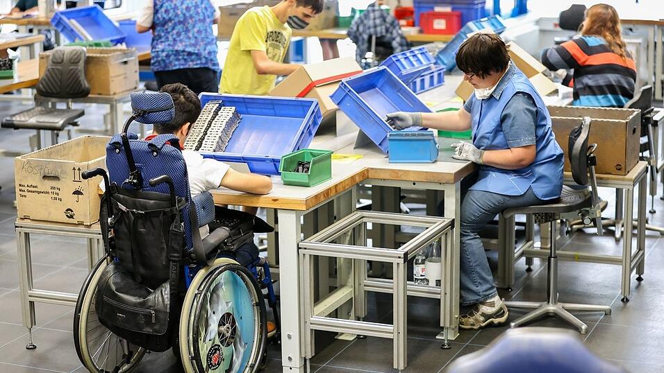 Die Zahl der schwerbehinderten Beschäftigten ist im Jahr 2024 in Deutschland erneut gestiegen (Archivbild). Die Zahl der schwerbehinderten Beschäftigten ist im Jahr 2024 in Deutschland erneut gestiegen (Archivbild).