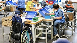 Die Zahl der schwerbehinderten Beschäftigten ist im Jahr 2024 in Deutschland erneut gestiegen (Archivbild). Die Zahl der schwerbehinderten Beschäftigten ist im Jahr 2024 in Deutschland erneut gestiegen (Archivbild).