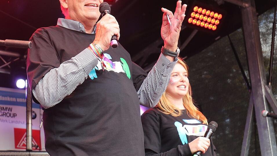 Knapp 2.000 Teilnehmer feierten am Samstag in Landhut den ersten Christopher-Street-Day Niederbayerns.