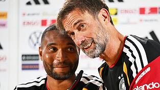 Jonathan Tah und Jürgen Klopp erlaubten sich ein Späßchen bei der Pressekonferenz. Jonathan Tah und Jürgen Klopp erlaubten sich ein Späßchen bei der Pressekonferenz.