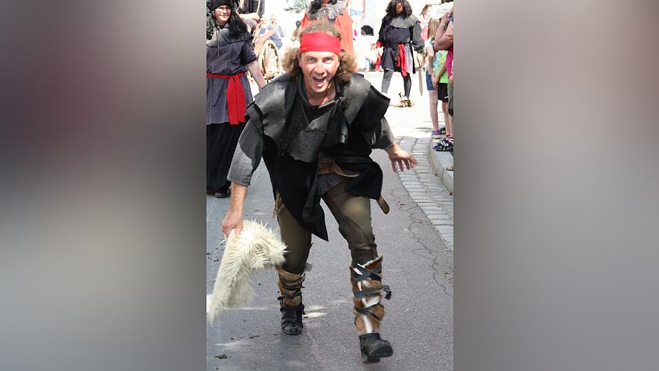 Die schönsten Augenblicke des historischen Drachenstich-Festzuges 2016. Die schönsten Augenblicke des historischen Drachenstich-Festzuges 2016.