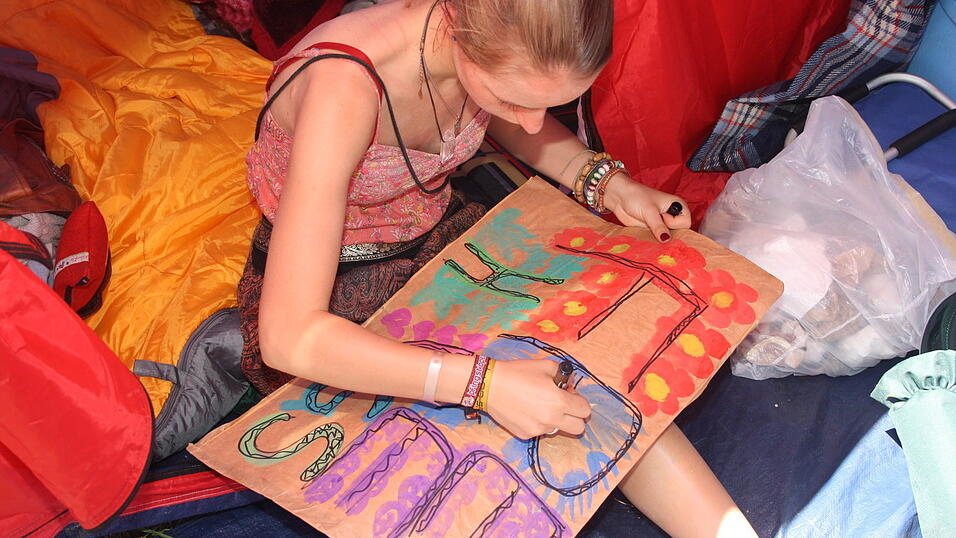Mit einem 'Free Hugs'-Schild wollen Lisa-Marie und ihre Freundinnen das Festival unsicher machen. (Foto: dv) Mit einem 'Free Hugs'-Schild wollen Lisa-Marie und ihre Freundinnen das Festival unsicher machen. (Foto: dv)