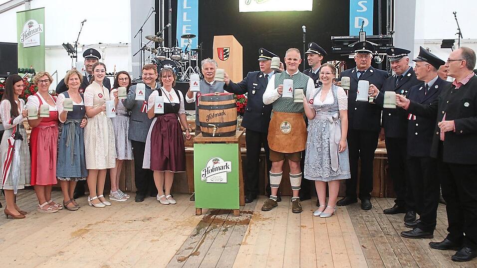 Die Festhonoratioren stoßen gemeinsam nach dem Bieranstich an.