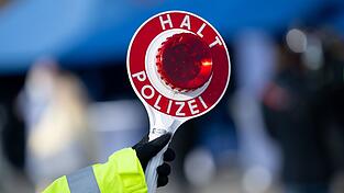 Nach der Kontrolle wird gegen die beiden ermittelt. (Symbolbild) Nach der Kontrolle wird gegen die beiden ermittelt. (Symbolbild)