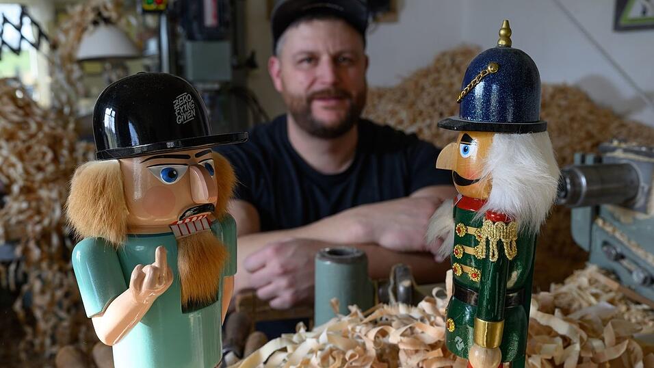 Holzspielzeugmacher Markus Füchtner erweckt in seiner Werkstatt in Seiffen erzgebirgische Nussknacker in Handarbeit zum Leben. Er ärgert sich über Billigkopien aus Fernost im Handel. Holzspielzeugmacher Markus Füchtner erweckt in seiner Werkstatt in Seiffen erzgebirgische Nussknacker in Handarbeit zum Leben. Er ärgert sich über Billigkopien aus Fernost im Handel.