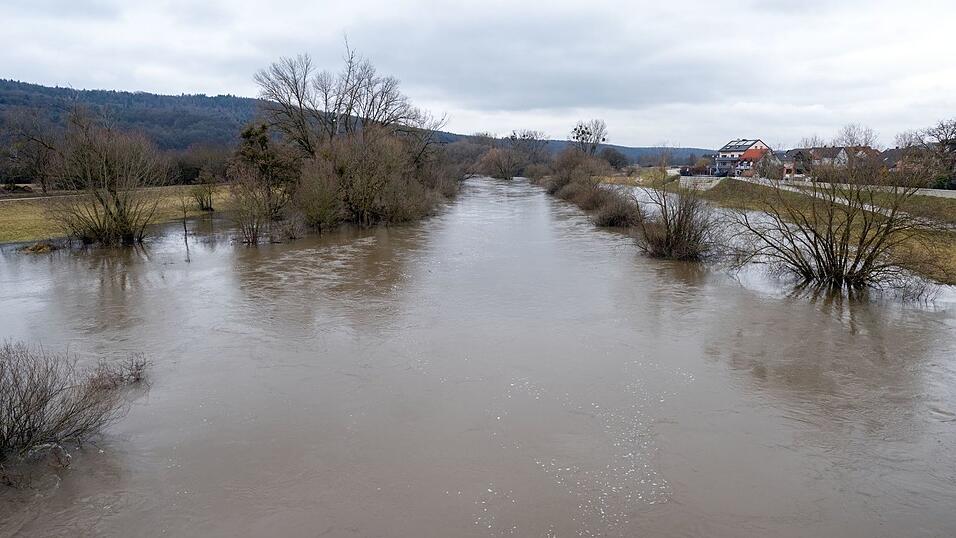 Der Main f&uuml;hrt Hochwasser.