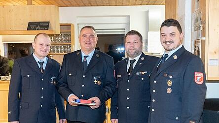 Vorstand Johann Huber, der geehrte Johann Stanglmayr, KBM Matthias Wagner und Kommandant Markus Ernst (v.l.n.r.).