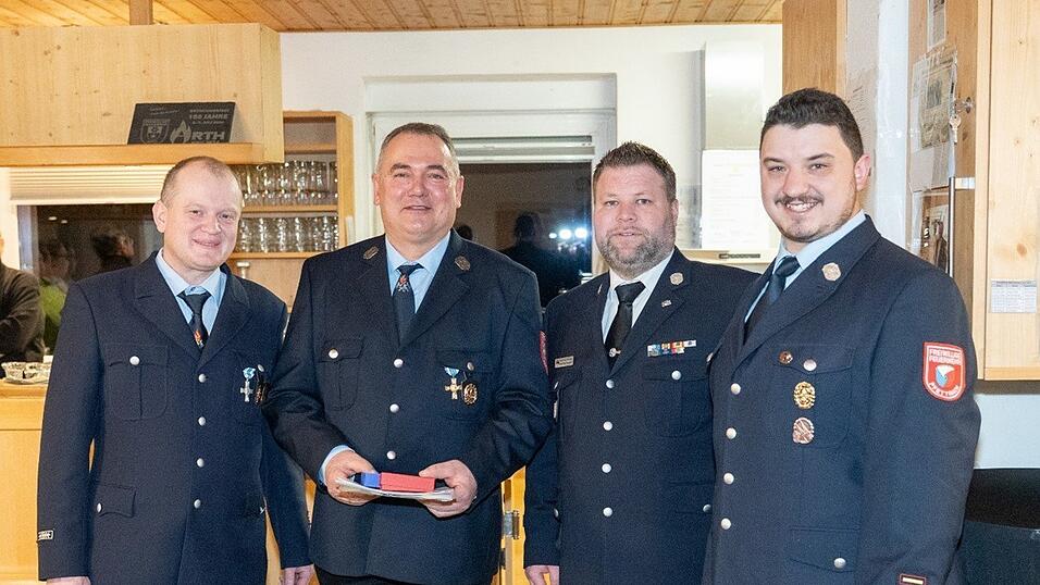 Vorstand Johann Huber, der geehrte Johann Stanglmayr, KBM Matthias Wagner und Kommandant Markus Ernst (v.l.n.r.).