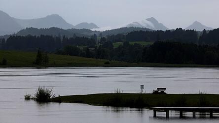 Am Alpenrand sind Gewitter angek&uuml;ndigt. (Archivfoto)