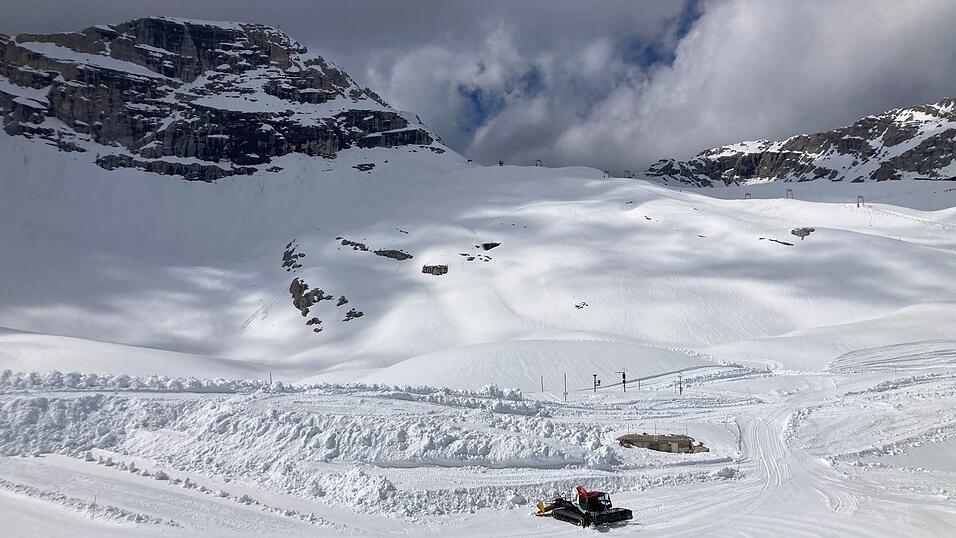 Schneedepots sollen den Start in die neue Wintersport-Saison erleichtern. Schneedepots sollen den Start in die neue Wintersport-Saison erleichtern.