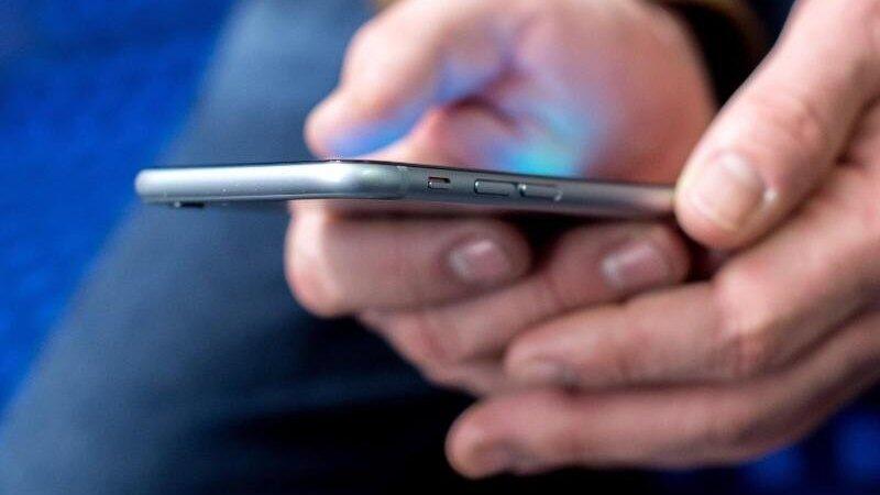 Mit Hilfe einer Corona-Warn-App soll die Ausbreitung des Virus eingedämmt werden. Mit Hilfe einer Corona-Warn-App soll die Ausbreitung des Virus eingedämmt werden.