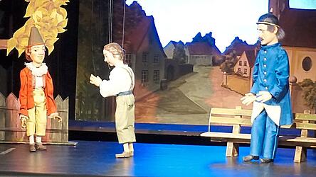 Kasperl und der frisch aus der Haft entlassene Thommy Trickser mit Wachtmeister Ampfinger