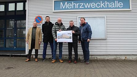Projektsteuerer Marc Feil (v.l.), Thomas St&ouml;ckl vom kreiseigenen Hochbau, Ergoldings B&uuml;rgermeister Andreas Strau&szlig;, Landrat Peter Dreier und G&uuml;nter Deller vom Bauamt des Marktes Ergolding bei einem Ortstermin an der bisherigen Mehrzweckhalle an der Sportplatzstra&szlig;e in Ergolding.