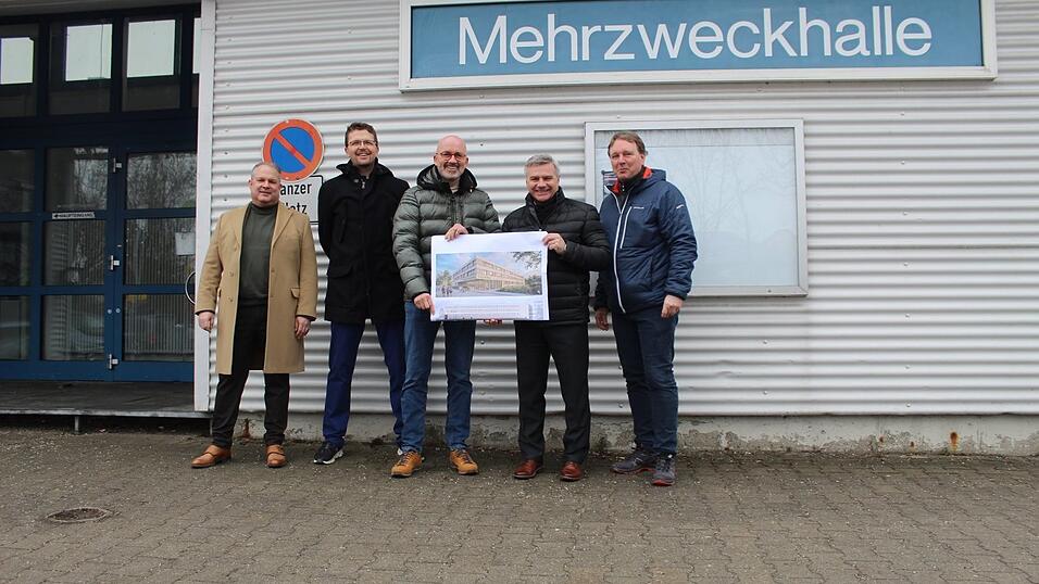 Projektsteuerer Marc Feil (v.l.), Thomas St&ouml;ckl vom kreiseigenen Hochbau, Ergoldings B&uuml;rgermeister Andreas Strau&szlig;, Landrat Peter Dreier und G&uuml;nter Deller vom Bauamt des Marktes Ergolding bei einem Ortstermin an der bisherigen Mehrzweckhalle an der Sportplatzstra&szlig;e in Ergolding.