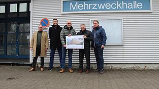 Projektsteuerer Marc Feil (v.l.), Thomas St&ouml;ckl vom kreiseigenen Hochbau, Ergoldings B&uuml;rgermeister Andreas Strau&szlig;, Landrat Peter Dreier und G&uuml;nter Deller vom Bauamt des Marktes Ergolding bei einem Ortstermin an der bisherigen Mehrzweckhalle an der Sportplatzstra&szlig;e in Ergolding.