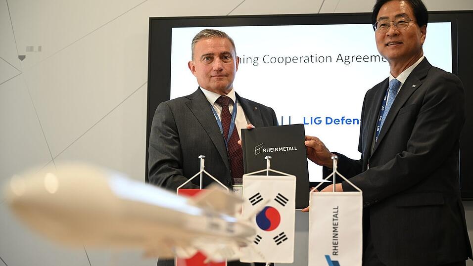Rheinmetall-Manager Oliver D&uuml;rr und der s&uuml;dkoreanische Manager Ickhyun Shin nach der Unterschrift der Vereinbarung bei der Eurosatory.