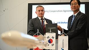 Rheinmetall-Manager Oliver Dürr und der südkoreanische Manager Ickhyun Shin nach der Unterschrift der Vereinbarung bei der Eurosatory. Rheinmetall-Manager Oliver Dürr und der südkoreanische Manager Ickhyun Shin nach der Unterschrift der Vereinbarung bei der Eurosatory.