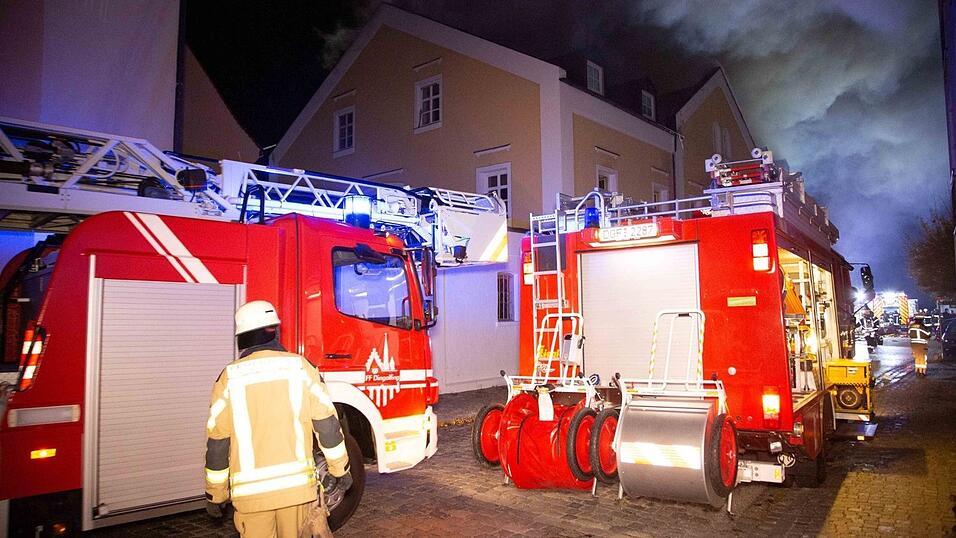 Beim Brand eines Mehrfamilienhaus in Reisbach sind in der Nacht auf Samstag vier Menschen ums Leben gekommen. Mindestens 20 weitere wurden verletzt. Beim Brand eines Mehrfamilienhaus in Reisbach sind in der Nacht auf Samstag vier Menschen ums Leben gekommen. Mindestens 20 weitere wurden verletzt.