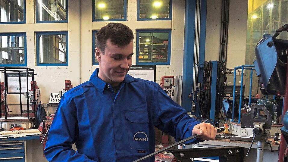 Andreas Eder mit seinem bei der Prüfung gefertigten, äußerst exakt gearbeitetem Werkstück. 'Sieht wesentlich einfacher aus als es ist', sagt er. Andreas Eder mit seinem bei der Prüfung gefertigten, äußerst exakt gearbeitetem Werkstück. 'Sieht wesentlich einfacher aus als es ist', sagt er.