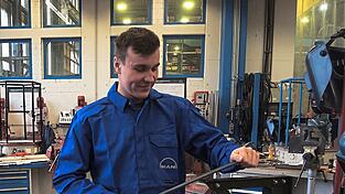 Andreas Eder mit seinem bei der Pr&uuml;fung gefertigten, &auml;u&szlig;erst exakt gearbeitetem Werkst&uuml;ck. 'Sieht wesentlich einfacher aus als es ist', sagt er.