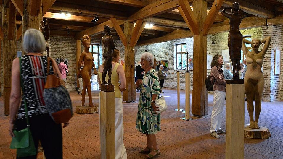 Nicht nur Martina Kreitmeiers klein- bis großformatige Figuren fanden bei der Vernissage großes Interesse. Nicht nur Martina Kreitmeiers klein- bis großformatige Figuren fanden bei der Vernissage großes Interesse.