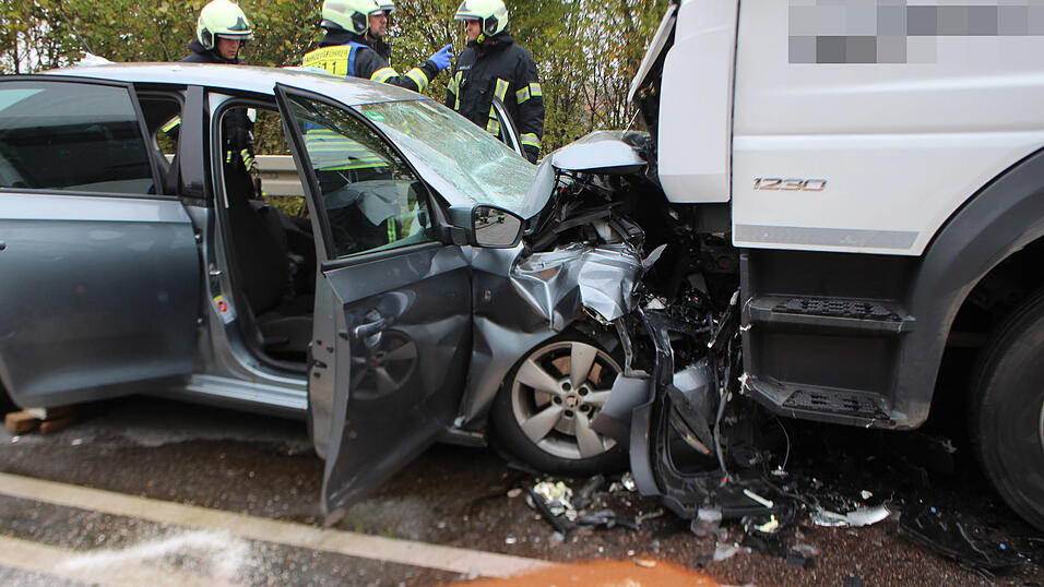 Die beiden Insassen des Autos wurden bei dem Unfall lebensgef&auml;hrlich verletzt.&nbsp;