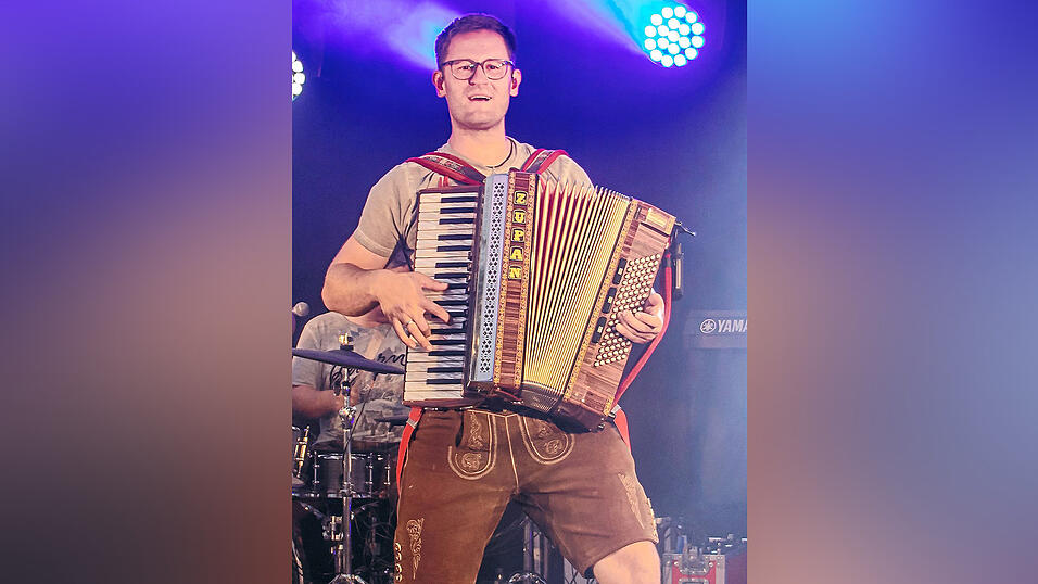 Gut gelaunt auf der B&uuml;hne ist Tobias K&uuml;hbeck aus Bernried vielen bekannt durch die Wolfsegger Partyband. Nun k&auml;mpft er gegen einen Tumor und sucht einen passenden Stammzellenspender.