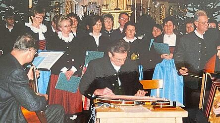 Eines der Fotos von den fr&uuml;heren Adventssingen. Letztes Jahr fand das 56. Neufahrner Adventssingen statt.