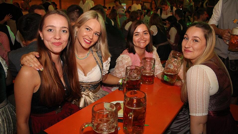 Viele Landshuter feierten am Freitagabend auf der Bartlmädult. Viele Landshuter feierten am Freitagabend auf der Bartlmädult.