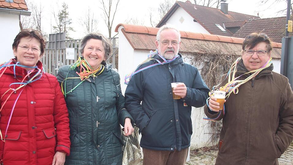 Viele Faschings-Fans haben sich am Samstag den Umzug in Langenbach angesehen. Viele Faschings-Fans haben sich am Samstag den Umzug in Langenbach angesehen.