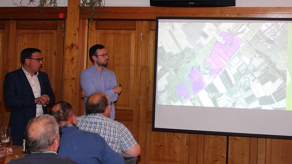 B&uuml;rgermeister Christoph Brunner (l.) und Marktrat David Jonczyk) gaben beim Infoabend der LWG Hainberg/Neukirchen Einblick in aktuelle Projekten und Ma&szlig;nahmen in der Marktgemeinde.