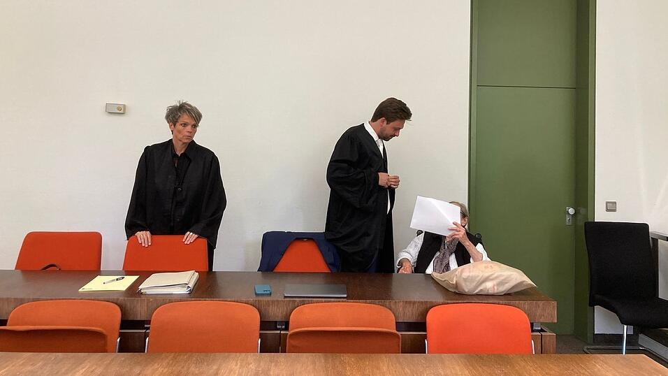 Eine 90-Jährige soll gemäß Urteil des Landgerichts München I wegen Totschlags an ihrer Freundin jahrelang hinter Gitter. Eine 90-Jährige soll gemäß Urteil des Landgerichts München I wegen Totschlags an ihrer Freundin jahrelang hinter Gitter.