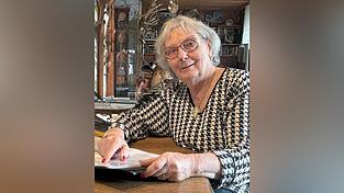 Ursprünglich hat Elisabeth Dudzik ihre Erinnerungen nur für sich selbst aufgeschrieben. Dass nun ein Buch daraus geworden ist, macht sie einfach nur stolz und glücklich. Ursprünglich hat Elisabeth Dudzik ihre Erinnerungen nur für sich selbst aufgeschrieben. Dass nun ein Buch daraus geworden ist, macht sie einfach nur stolz und glücklich.