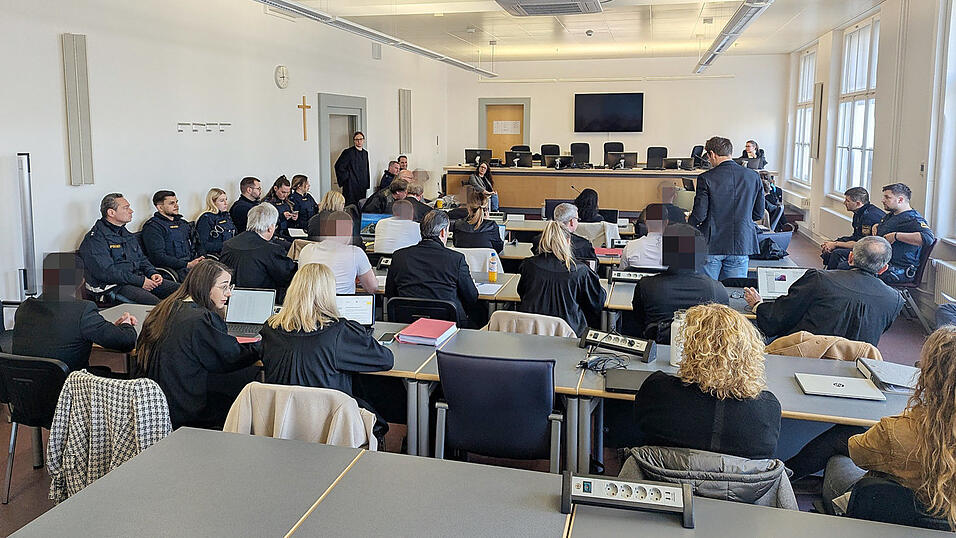 Den acht jungen Straubingern drohen Haftstrafen von bis zu sechseinhalb Jahren. Mit Gest&auml;ndnissen k&ouml;nnten einige von ihnen sogar noch auf Bew&auml;hrung hoffen, redete das Gericht ihnen ins Gewissen.